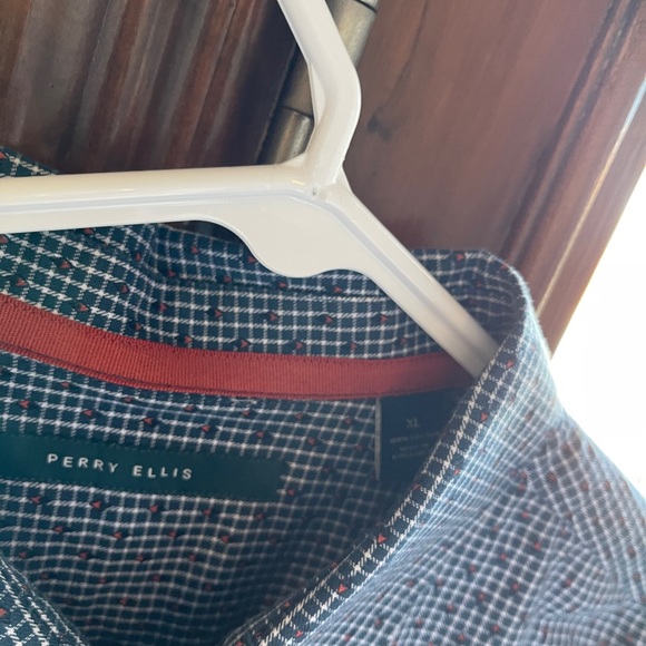 Perry Ellis hidden button - Picture 3 of 4